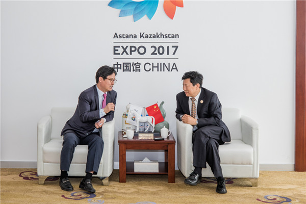 阿斯塔納世博會(huì)中國館執(zhí)行館長姚瑞與韓國館館長就世博會(huì)運(yùn)營和組織事務(wù)進(jìn)行交流