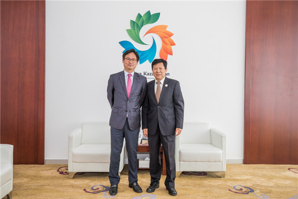 阿斯塔納世博會(huì)中國館執(zhí)行館長姚瑞與韓國館館長就世博會(huì)運(yùn)營和組織事務(wù)進(jìn)行交流