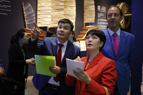 哈薩克斯坦能源局可再生能源司副司長參觀中國館:積極尋求新能源領域合作機會