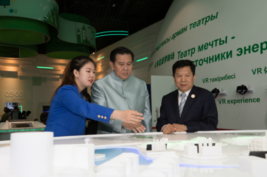 泰國副總理塔納薩·巴迪瑪巴功參觀中國館:“從未有過的奇妙感覺”