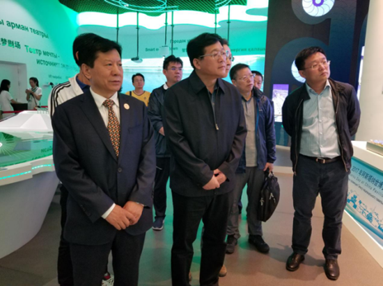 中國(guó)石油化工集團(tuán)副總經(jīng)理焦方正參觀中國(guó)館：感謝提供國(guó)際展示舞臺(tái)