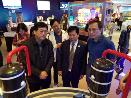 中國(guó)石油化工集團(tuán)副總經(jīng)理焦方正參觀中國(guó)館：感謝提供國(guó)際展示舞臺(tái)