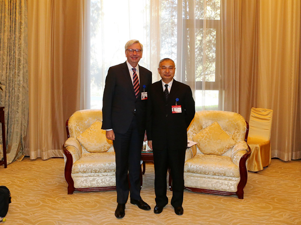 DRC Vice-President meets with vice-chancellor of the University of Cambridge