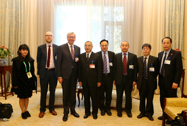 DRC Vice-President meets with vice-chancellor of the University of Cambridge