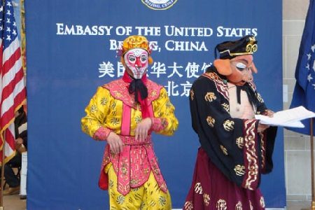 美國使館3月啟用在線簽證申請程序 八戒悟空助宣傳