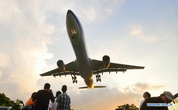 People enjoy sight of landing airplanes in Taipei