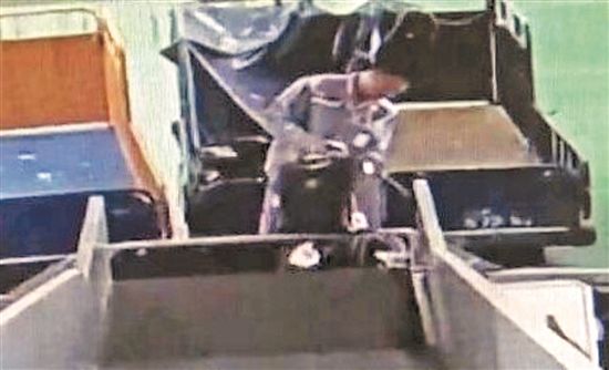 Xiamen airport employee caught stealing cash from passenger's baggage