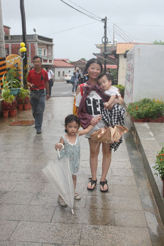 Fujian governor visits mainland brides in Kinmen