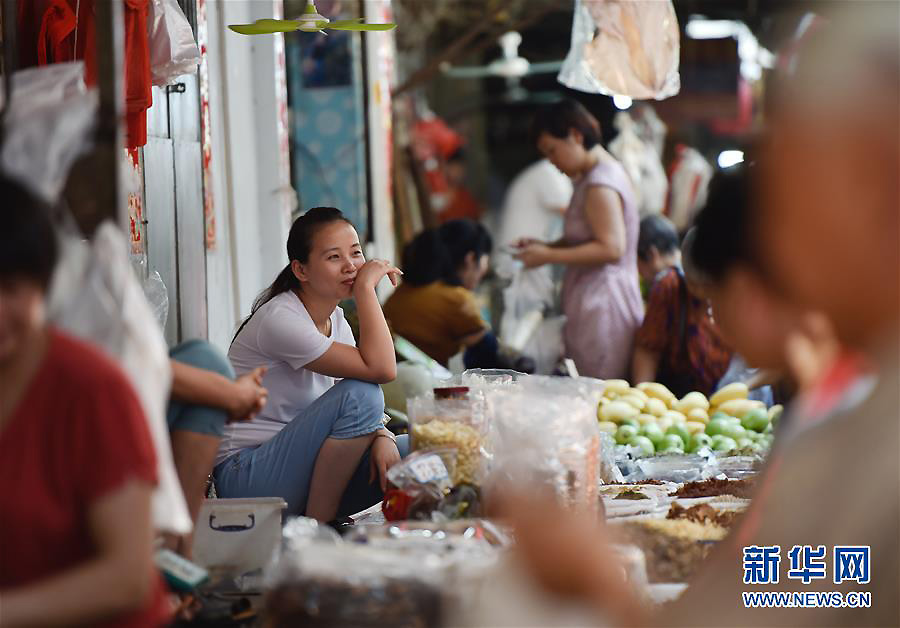 Traditional street life alive and well in Xiamen