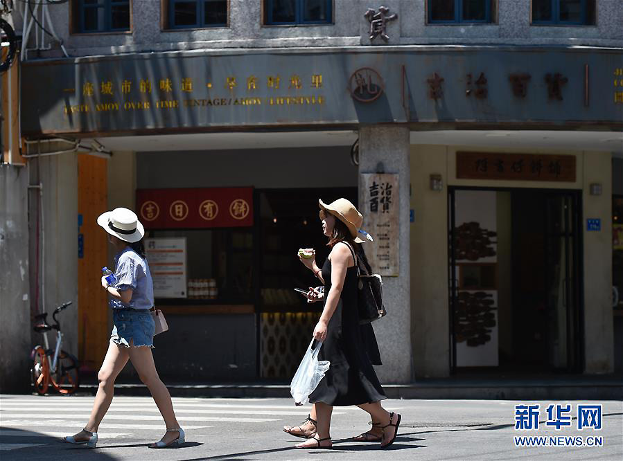 Traditional street life alive and well in Xiamen