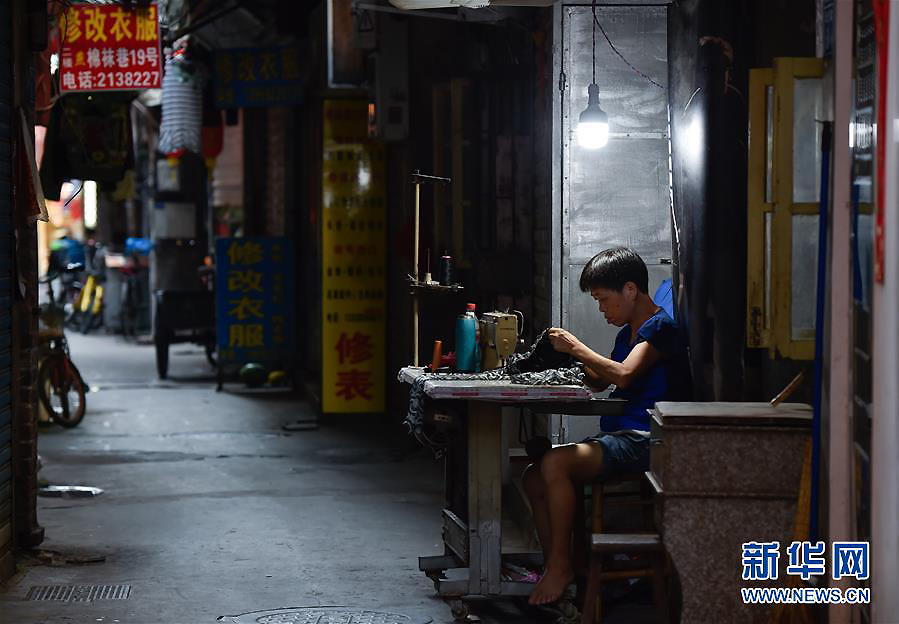 Traditional street life alive and well in Xiamen
