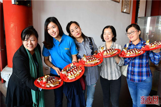 Fuzhou residents climb mountain to find giant turtle