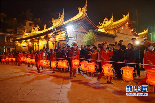 Spectacular lantern show adds color to festive New Year