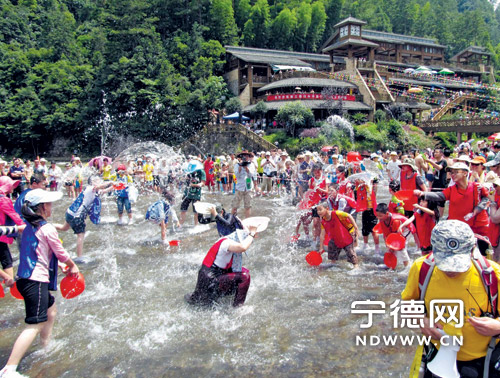 Family Water-Splashing Carnival in Baishuiyang kicks off