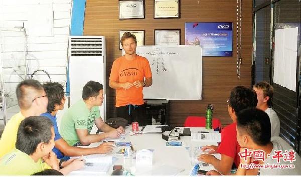 Kitesurfers receive instructor training in Pingtan