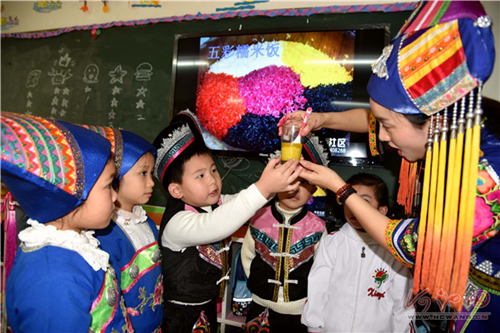 Children get stuck into sticky rice cakes