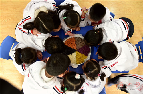 Children get stuck into sticky rice cakes
