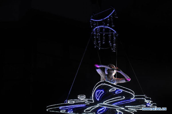 Dancers perform show about tradition of Miao, Dong ethnic groups