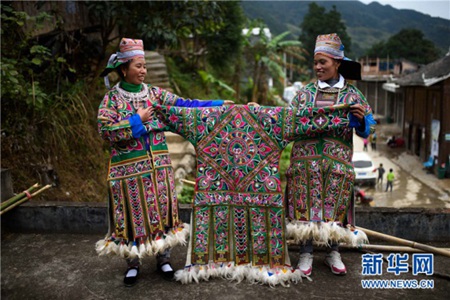 Bird patterns endow life to Miao clothes