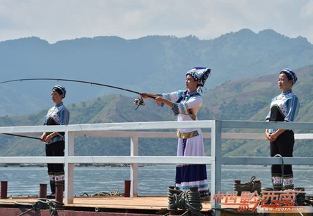 Fishing contest take place along Hongshui River
