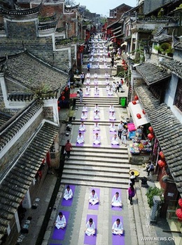 Fans practice yoga in Guizhou province