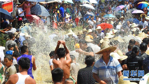 Miao people catch fish to enjoy summer <EM>Naoyu</EM> Festival
