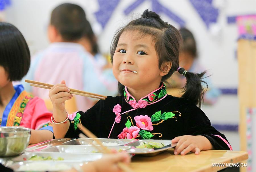 Rural children take free lunch in SW China's Guizhou
