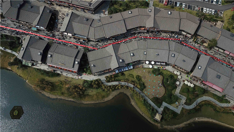 Guizhou long-table banquet serves 20,000 people