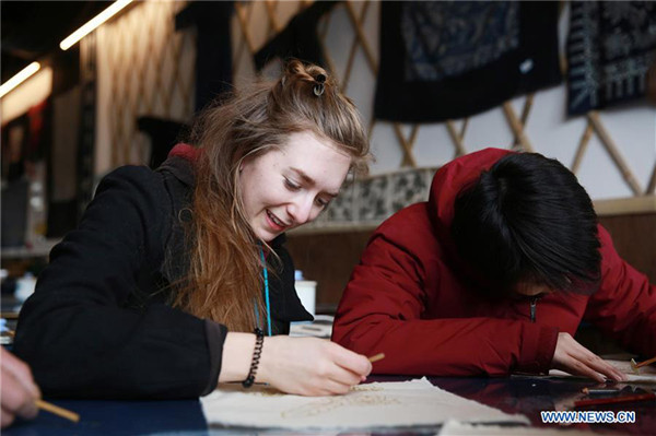 Overseas students get close with handicrafts in Guizhou