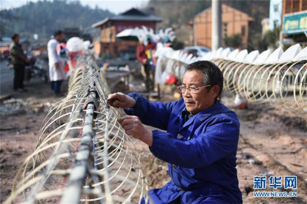 Artisans prepare paper dragons for coming festivals