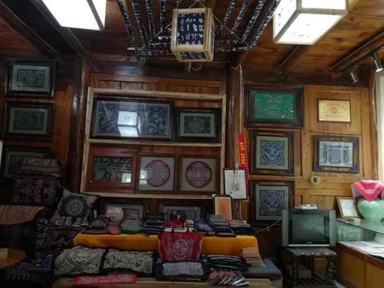 Guizhou delegate committed to horsetail embroidery