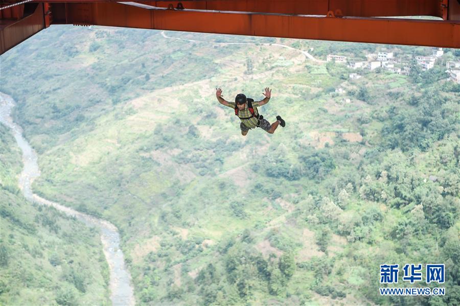 Base-jumping athletes compete in Anshun