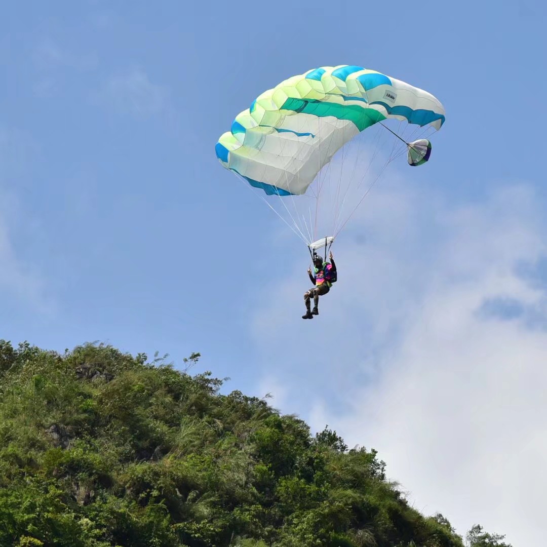 Base-jumping athletes compete in Anshun