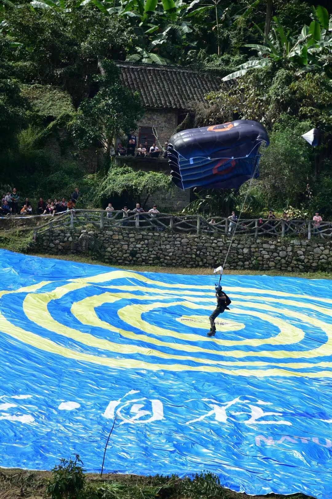 Base-jumping athletes compete in Anshun