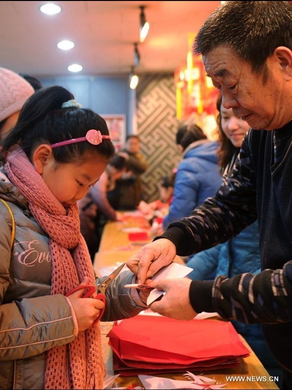 Citizens learn to make paper-cuttings to greet Spring Festival