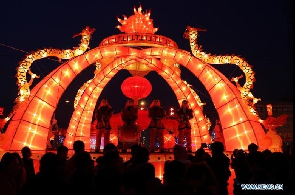 Pepole celebrate Lantern Festival in China's Hebei