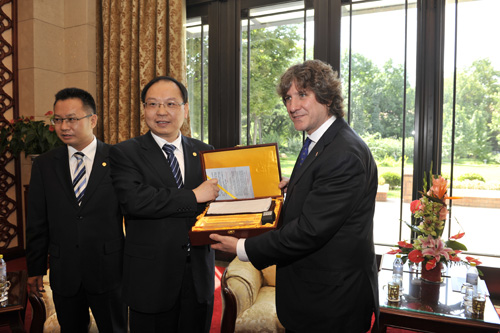 Chen Xiaohua holds talks with Argentinean Vice President