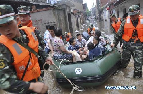 Stranded residents evacuated to safe place in flooded Guangshui City