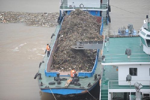 Clean-up vessels on the move near Three Gorges