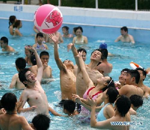 Locals swarm into swimming pool to keep cool in Wuhan