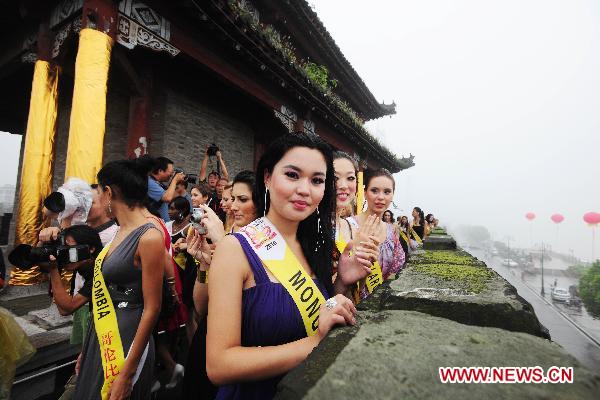 Contestants of Int'l Miss Tourism Queen of the Year tour ancient city