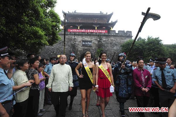 Contestants of Int'l Miss Tourism Queen of the Year tour ancient city