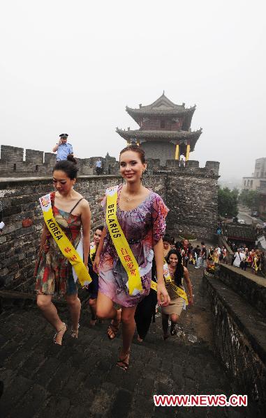 Contestants of Int'l Miss Tourism Queen of the Year tour ancient city