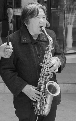 'Grandma Expo' promotes Olympics with saxophone