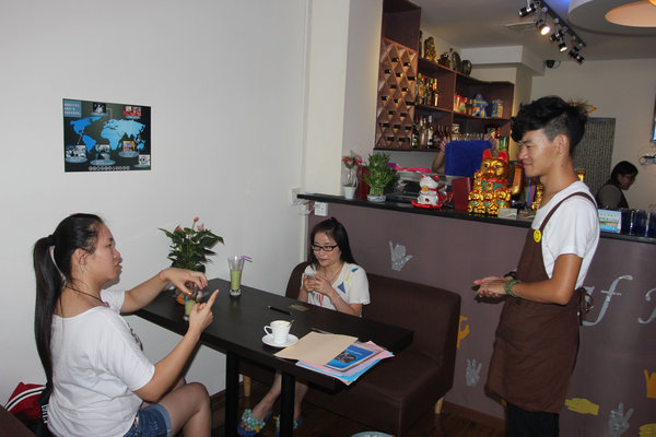 Customers order using sign language at a café in Wuhan, Central China’s Hubei province, Aug 25, 2013. Sign language spoken at cafe in C China