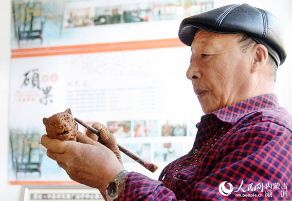 Craftsmen get to work at North China Temple Fair