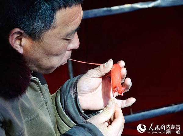 Craftsmen get to work at North China Temple Fair