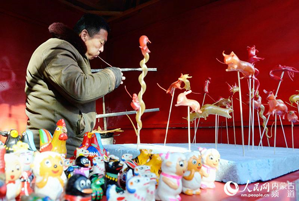 Craftsmen get to work at North China Temple Fair