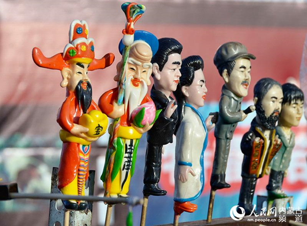 Craftsmen get to work at North China Temple Fair