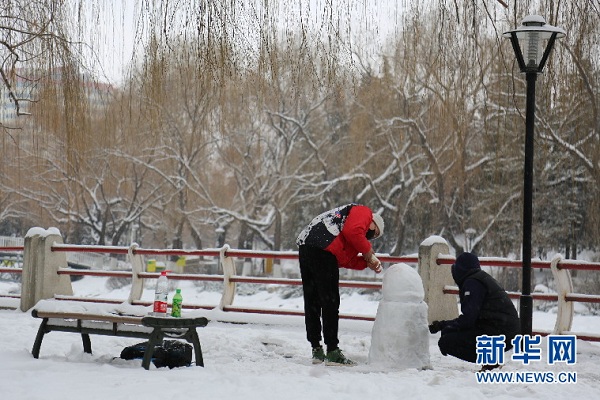 Snow provides entertainment in Hohhot